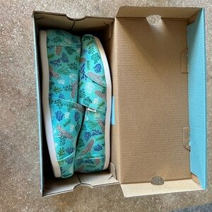 whale shark print TOMS size 8.5.
